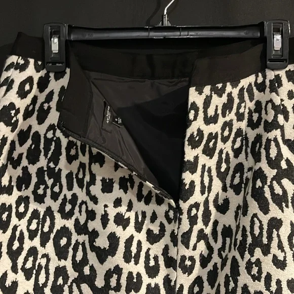 Ann Taylor black and off white print skirt size 8 like new - Picture 3 of 6